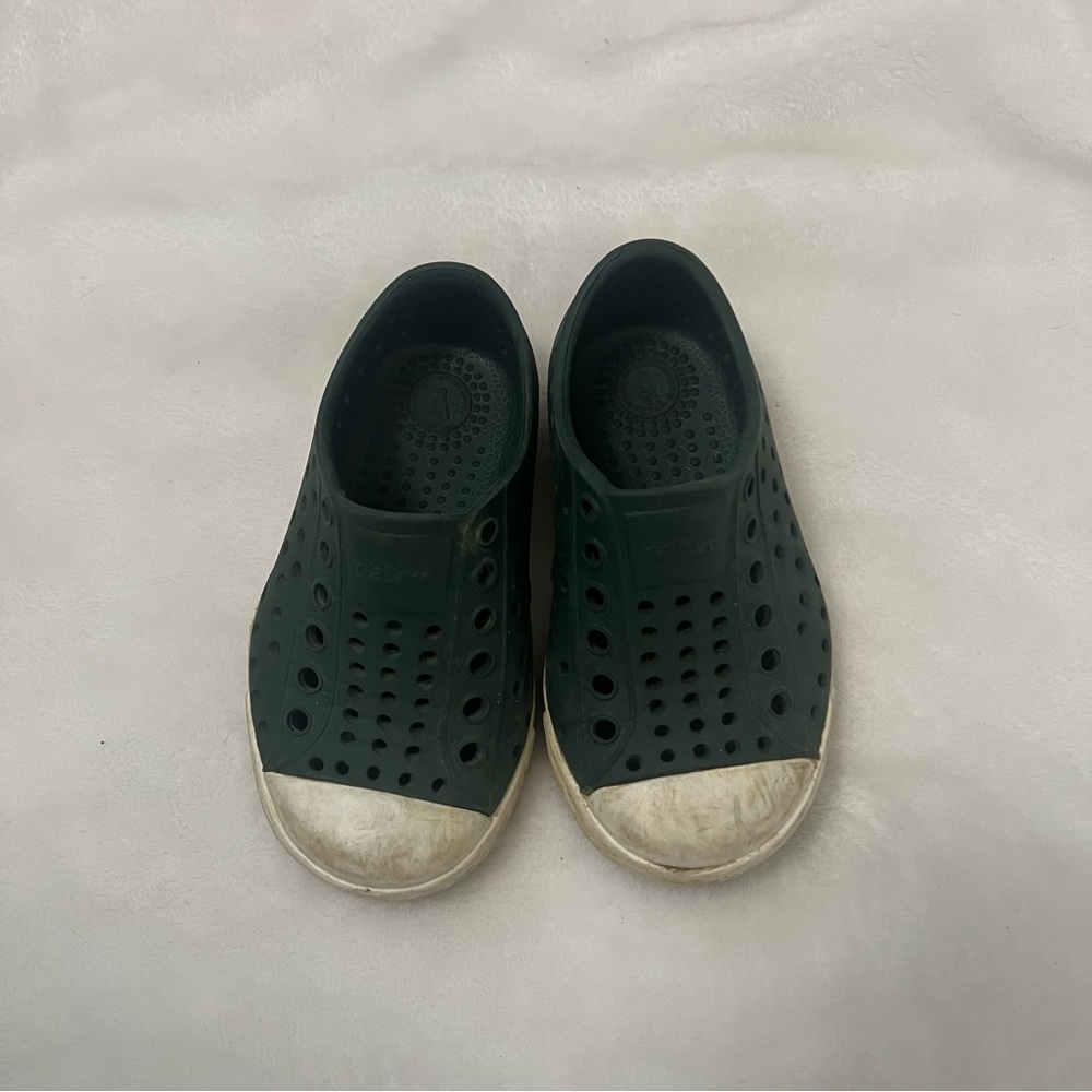 Native Jefferson toddler green shoes. Size c6. Good condition. They’re just dirt